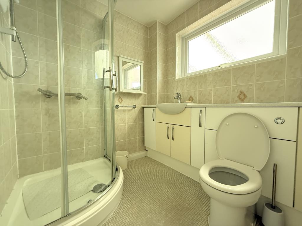 Lot: 164 - TWO-BEDROOM GROUND FLOOR FLAT - Shower room